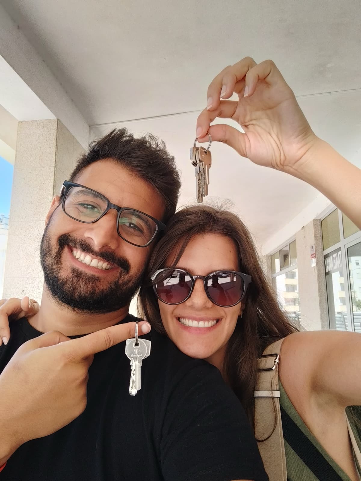 Sofia e Rodrigo a mostrar as chaves da casa nova